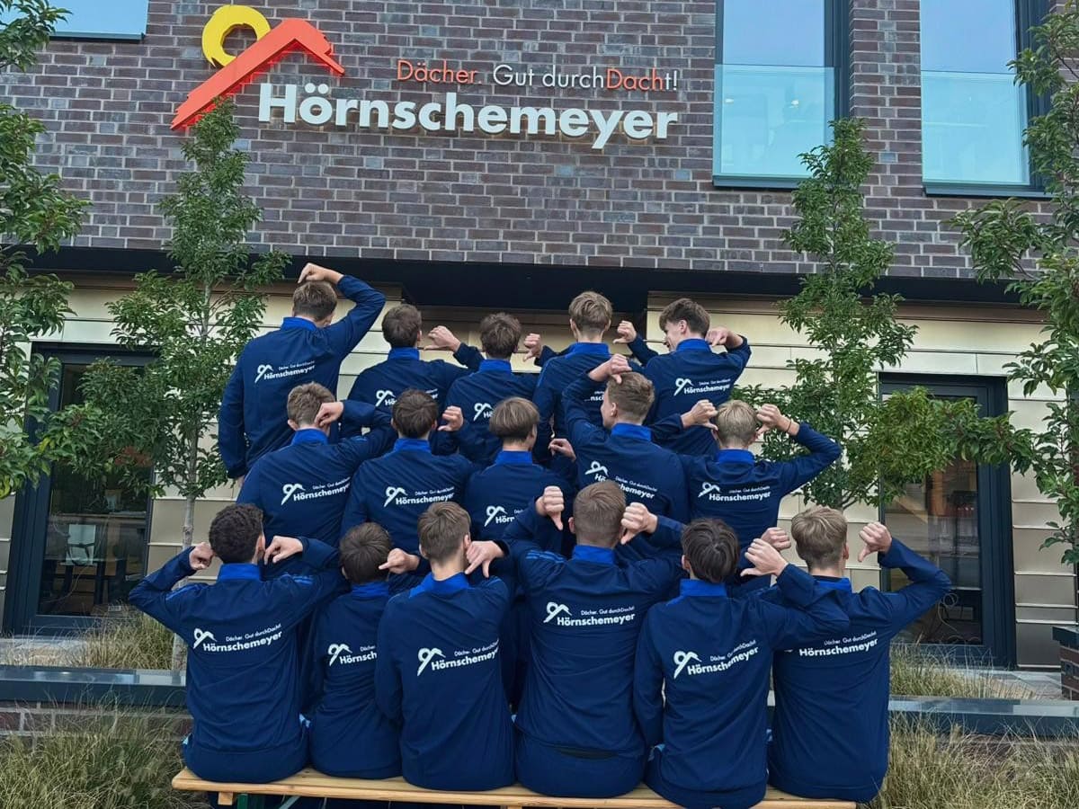 B-Jugend von Blau-Weiß Hollage zeigt das Hörnschemeyer-Logo auf der Teamwear
