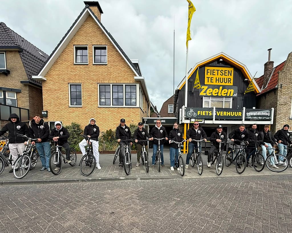 Young Roofers mit Fahrrädern auf Terschelling