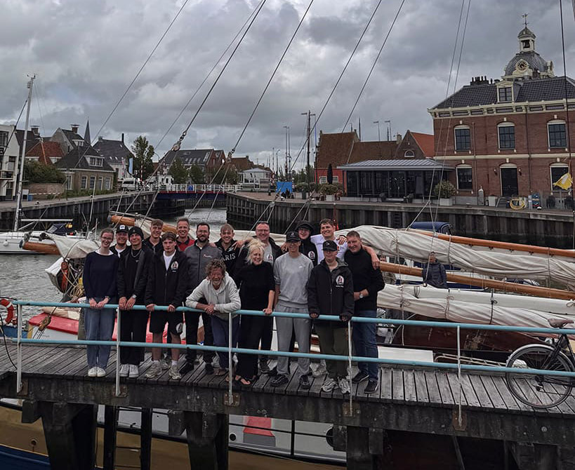 Young Roofers Crew mit der Maxima im Hafen