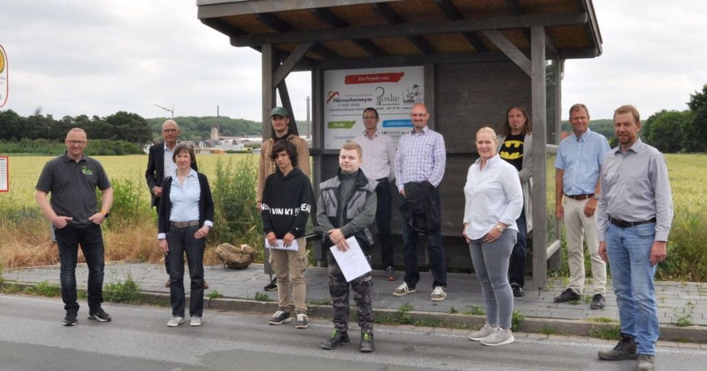 Schüler bauen Häuschen für Bushaltestelle